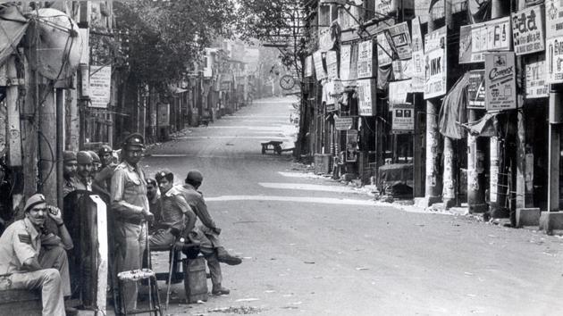 A view of the curfewed Sadar Bazar during the violence. According to the People’s Union for Civil Liberties, the violence that gripped the nation was not a spontaneous expression of grief but organised internally. In 2012, the CBI told a sessions court in Delhi that the then Congress government, its leaders like Sajjan Kumar and the Delhi Police had backed the massacre of Sikhs. Kumar was later exonerated by a court. (SN Sinha / HT Archive)