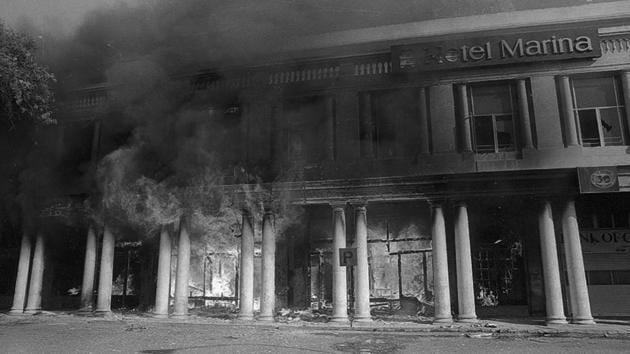 Indira Gandhi’s death plunged the whole country into a state of anarchy and communal tension. Subsequently, a series of violent riots aimed at the persecution of the Sikh community saw Delhi burn, resulting in the death of almost 8000 Sikhs across the country. (HT Archive)