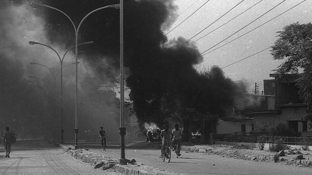 An angry group of protestors burn down a house in Delhi during the November 1984 anti-Sikh riots. Large mobs killed around 3,000 Sikhs in Delhi, most of them men. The capital bore the worst of the violence which swept many parts of India. (HT Archive)