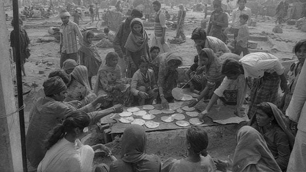 Victims of the 1984 riots are seen cooking in the open after their houses were burnt and destroyed by anti-Sikh mobs. 35 years on, the wounds of the riot victims remain unhealed, their loss still vivid in memory. (HT Archive)