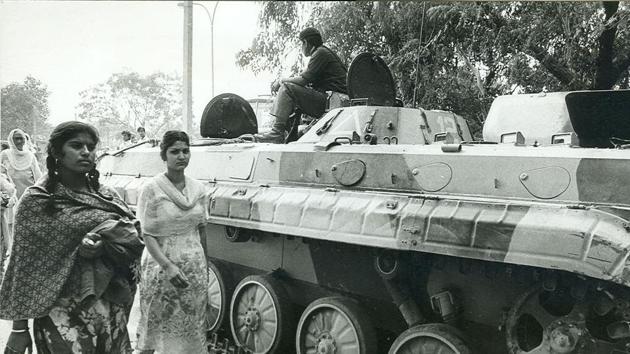An army personnel on a tank is stationed at a strategic point on November 7, 1984. A few weeks after the riots, Prime Minister Rajiv Gandhi gave his infamous speech at a rally, justifying the riots by saying, “When a big tree falls, the earth shakes.” (Virendra Prabhakar / HT Archive)