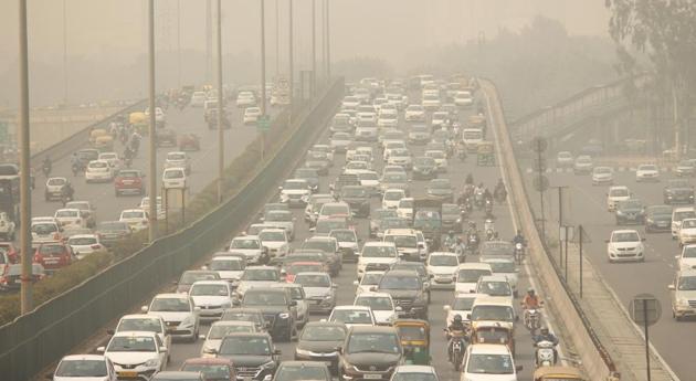 Delhi has been fighting sever air pollution which has severe plus ’ level . (Yogendra Kumar/HT PHOTO) Delhi has been fighting sever air pollution which has severe plus ’ level . (Yogendra Kumar/HT PHOTO)