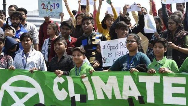 School children hold placards as they participate in a protest against the inaction to curb global warming and climate change, at Central Park, Connaught Place, New Delhi, March 15, 2019(Arvind Yadav/HT PHOTO)