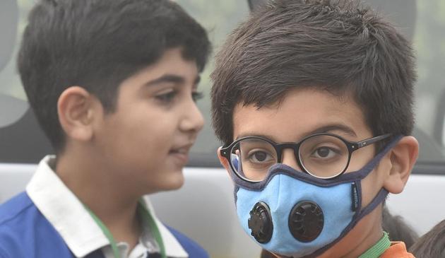 Children cover their faces with pollution mask due to dense smog. (Sonu Mehta/HT PHOTO) Children cover their faces with pollution mask due to dense smog. (Sonu Mehta/HT PHOTO)