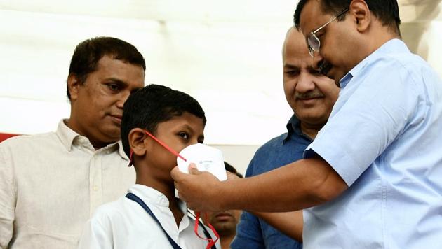 Delhi Chief Minister Arvind Kejriwal distributes mask to school students, in New Delhi on Friday. The concentration of particulate matter and other major pollutants has increased in the air. (ANI) Delhi Chief Minister Arvind Kejriwal distributes mask to school students, in New Delhi on Friday. The concentration of particulate matter and other major pollutants has increased in the air. (ANI)