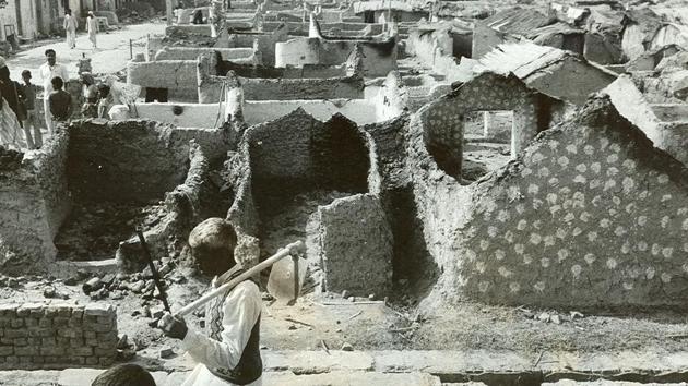 Roofless charred mud houses seen in the aftermath of the riots bear testimony to savagery unleashed by a mob in Block 32 of Trilokpuri on November 1, 1984. (N Thyagarajan / HT Archive)