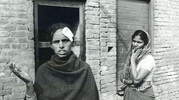 An injured resident of Trilokpuri outside her home after the November 1984 riots. The worst affected areas in Delhi included Sulatanpuri, Trilokpuri, Seemapuri, Kalyanpuri, Delhi Cantt. and Nangloi. (Virendra Prabhakar / HT Archive)