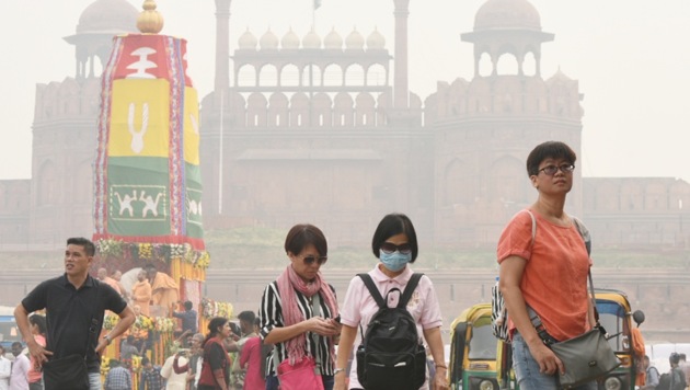 Tourists, with their faces covered with masks, at Delhi’s Red Fort on November 2, 2019, as the national capital’s air quality continued to be in the ‘severe’ zone.(Sonu Mehta / Ht Photo)
