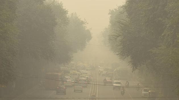 “People are advised to ensure they minimise personal exposure to the outside air as far as possible and do not exercise in the open till pollution levels are reduced. In particular, minimise exposure of children, aged and vulnerable,” said an advisory issued by the Environment Pollution (Prevention and Control) Authority (Epca). (Amal KS / HT Photo) “People are advised to ensure they minimise personal exposure to the outside air as far as possible and do not exercise in the open till pollution levels are reduced. In particular, minimise exposure of children, aged and vulnerable,” said an advisory issued by the Environment Pollution (Prevention and Control) Authority (Epca). (Amal KS / HT Photo)