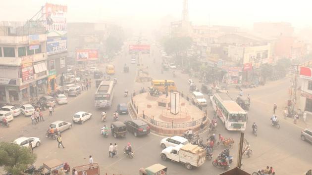 Punjab’s Bathinda engulfed in smog caused due to burning of paddy stubble in the surrounding areas on Friday. (Sanjeev Kumar/HT Photo) Punjab’s Bathinda engulfed in smog caused due to burning of paddy stubble in the surrounding areas on Friday. (Sanjeev Kumar/HT Photo)