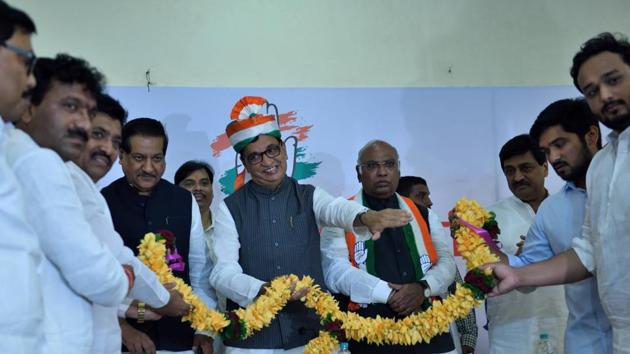 Newly elected MLAs felicitated by chief of Maharashtra Pradesh Congress Committee Balasaheb Thorat, Prithviraj Chavan, Mallikarjun Kharge and Ashok Chavan during congress leaders meeting at Tilak Bhavan in Mumbai. (Satish Bate/HT Photo) Newly elected MLAs felicitated by chief of Maharashtra Pradesh Congress Committee Balasaheb Thorat, Prithviraj Chavan, Mallikarjun Kharge and Ashok Chavan during congress leaders meeting at Tilak Bhavan in Mumbai. (Satish Bate/HT Photo)