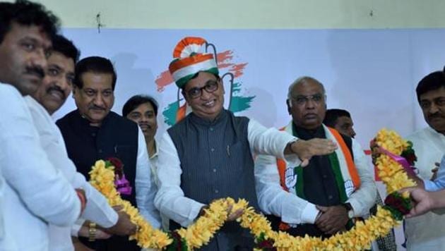 Senior party leaders, including state Congress chief Balasaheb Thorat, former chief minister Ashok Chavan, Prithviraj Chavan and Manikrao Thakre, met party president Sonia Gandhi on Thursday (Satish Bate/HT FILE Photo) Senior party leaders, including state Congress chief Balasaheb Thorat, former chief minister Ashok Chavan, Prithviraj Chavan and Manikrao Thakre, met party president Sonia Gandhi on Thursday (Satish Bate/HT FILE Photo)