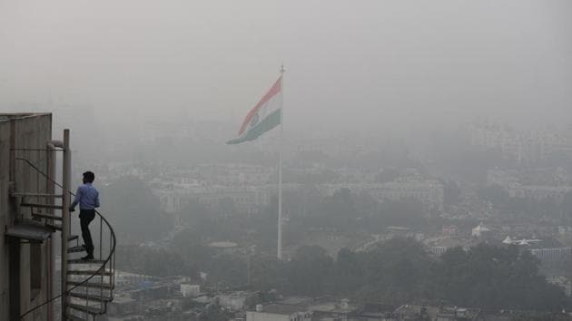 According to the Central Pollution Control Board’s (CPCB) 4pm bulletin, Delhi’s average air quality index (AQI) was at 484. (AP Photo) According to the Central Pollution Control Board’s (CPCB) 4pm bulletin, Delhi’s average air quality index (AQI) was at 484. (AP Photo)
