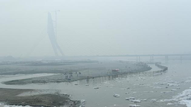 The Signature Bridge is seen blanketed by smog at Wazirabad, in New Delhi. The National Capital Region (NCR) experienced its most polluted day in nearly two years on Friday as the air quality deteriorated sharply, forcing the authorities to advise people to stay indoors, shut down schools, ban all construction activity, and declare a “public health emergency”. (Sanchit Khanna / HT Photo) The Signature Bridge is seen blanketed by smog at Wazirabad, in New Delhi. The National Capital Region (NCR) experienced its most polluted day in nearly two years on Friday as the air quality deteriorated sharply, forcing the authorities to advise people to stay indoors, shut down schools, ban all construction activity, and declare a “public health emergency”. (Sanchit Khanna / HT Photo)