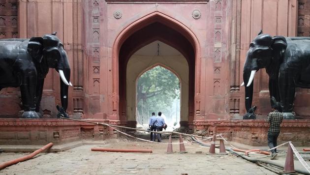 The historic stretch at Red Fort in Delhicame to light when the ASI began digging in the area a month ago.(HT Photo) The historic stretch at Red Fort in Delhicame to light when the ASI began digging in the area a month ago.(HT Photo)