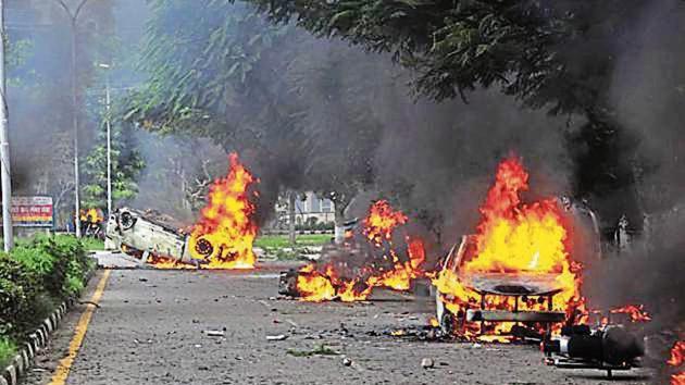 Vehicles set ablaze by Dera followers after Gurmeet Ram Rahim Singh’s conviction, in Panchkula in August 2017.(HT Photo)