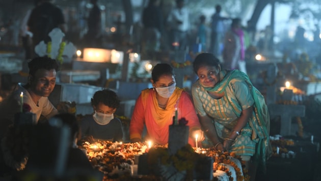 People pay their respects at graves on the Occasion of All Souls Day at Indian Christian Cemetery, Nehru Bazar, Pahar Ganj, in New Delhi, on Saturday, November 2, 2019.(Raj K Raj / HT Photo)