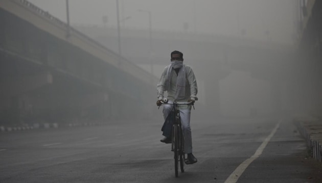 Dense haze and smog in Delhi shows no sign of letting up.(Burhaan Kinu/HT PHOTO)