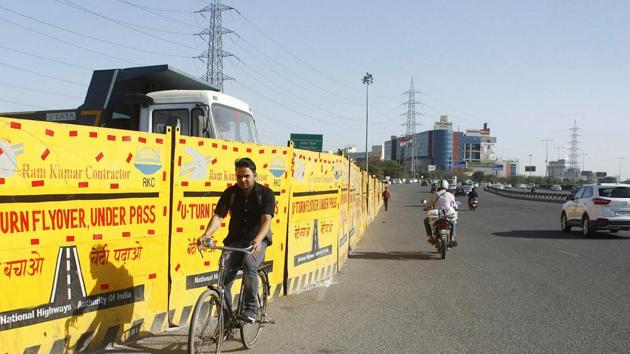 Work on a U-turn underpass to facilitate commuters to reach Ambience Mall inGurugram is currently underway.(HT Photo)