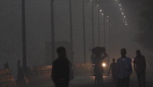 The principal secretary to the prime minister and the cabinet secretary will hold a high-level meeting Sunday evening to discuss the issue of deteriorating air pollution in Delhi-NCR(Yogendra Kumar/HT PHOTO)