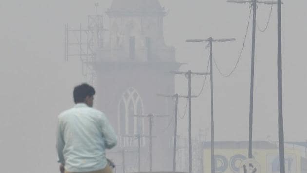 A blanket of haze over a field in Ludhiana on Sunday.(Gurpreet Singh/HT)