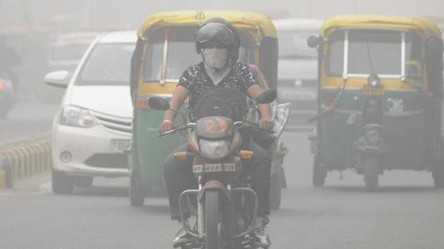 The Centre’s top most bureaucrat will monitor the situation in New Delhi and its neighbouring states every day after air pollution in the national capital and surrounding towns reached the worst levels so far this year on Sunday.(HT Photo)