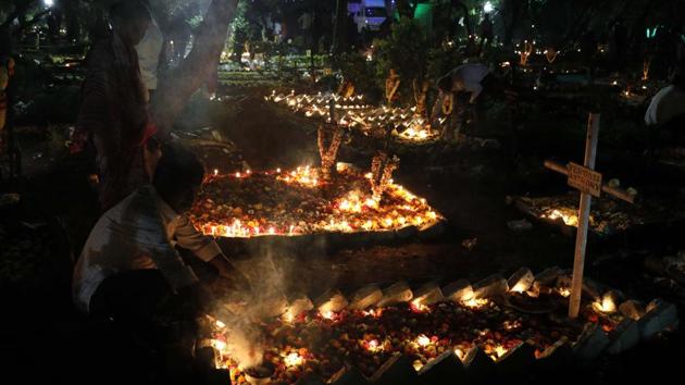 Families & relatives pay respects to the departed on All Souls Day at the St Sepulclchers cemetery in Pune, Maharashtra. (Rahul Raut / HT Photo)
