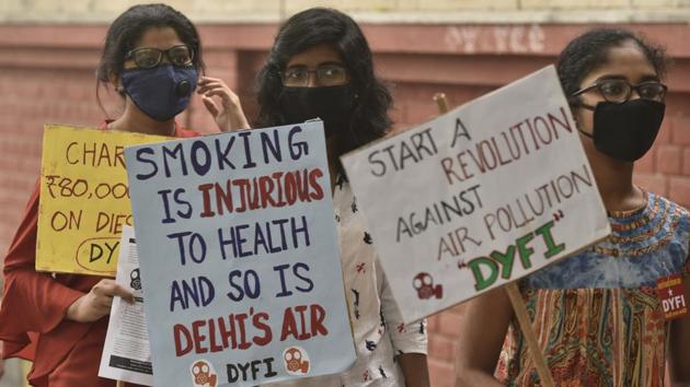 New Delhi, India - Nov. 3, 2019: Members of Democratic Youth Federation of India (Delhi) and Jan Swasthya Abhiyan(Delhi) wearing masks display placards during a protest march demanding implementation of measures to reduce air pollution the capital, in New Delhi, India(Sanjeev Verma/HT PHOTO)