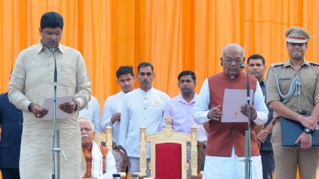 JJP President Dushyant Chautala takes oath as the Deputy Chief Minister of Haryana, in the presence of Haryana Governor Satyadev Narayan Arya and second time Haryana Chief Minister Manohar Lal Khattar, at Raj Bhavan, in Chandigarh. (Keshav Singh / HT Photo)