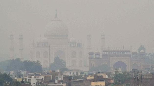 A view of Agra city with the Taj Mahal shrouded in smog.(PTI)