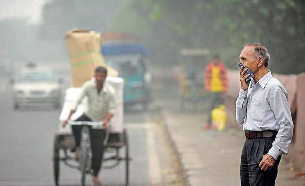 A man cover his face with handkerchief near A Vihar ISBT, New Delhi. (B Bhuyan/HT) A man cover his face with handkerchief near A Vihar ISBT, New Delhi. (B Bhuyan/HT)