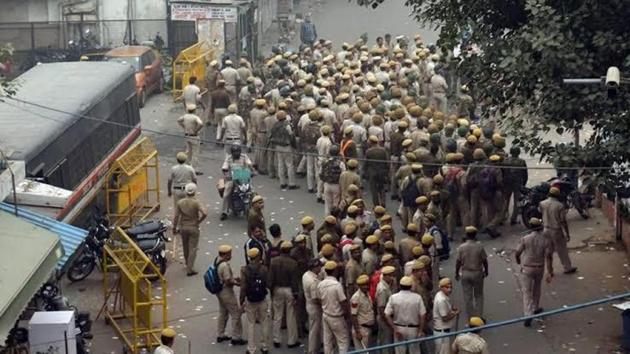 The high court directed Delhi Police commissioner to transfer two senior officers — special commissioner of police(law and order) Sanjay Singh and additional deputy commissioner of police, Harendra Kumar Singh — for ordering the firing and their alleged role in the incident.(HT File) The high court directed Delhi Police commissioner to transfer two senior officers — special commissioner of police(law and order) Sanjay Singh and additional deputy commissioner of police, Harendra Kumar Singh — for ordering the firing and their alleged role in the incident.(HT File)
