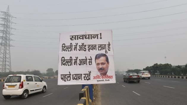 A hoarding display at Delhi Gurugram border on day one of third-edition of Odd-even in New Delhi(Sanjeev Verma/ HT Photo)