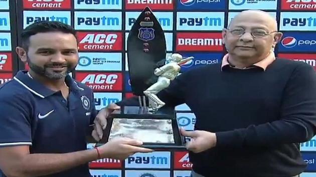 Parthiv Patel with the Deodhar Trophy.(Twitter)