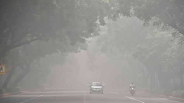A view of dense haze, smoke and low visibility near Prithviraj Road, New Delhi. (Sanjeev Verma/ Hindustan Times) A view of dense haze, smoke and low visibility near Prithviraj Road, New Delhi. (Sanjeev Verma/ Hindustan Times)