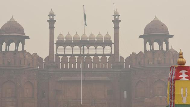 A view of Red Fort shrouded in smog in Old Delhi. (Sonu Mehta/HT PHOTO) A view of Red Fort shrouded in smog in Old Delhi. (Sonu Mehta/HT PHOTO)