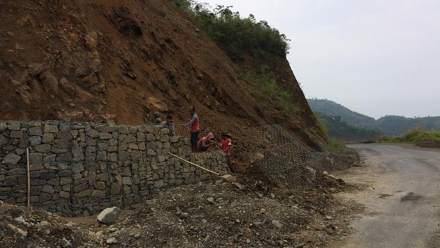 File photo of workers on the Indian side of the Kaladan project at Lawngtlai in Mizoram.(HT PHOTO)