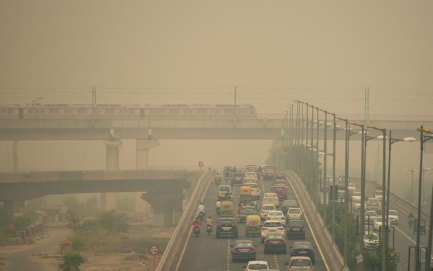 Vehicles move along the Noida Link Road near Mayur Vihar Phase – I, which remains engulfed in thick smog, in New Delhi, India, on Tuesday, October 29, 2019. (Mohd Zakir/HT PHOTO) Vehicles move along the Noida Link Road near Mayur Vihar Phase – I, which remains engulfed in thick smog, in New Delhi, India, on Tuesday, October 29, 2019. (Mohd Zakir/HT PHOTO)