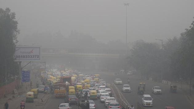Vehicles wait for a signal at a crossing as the city enveloped in smog in New Delhi. (AP photo) Vehicles wait for a signal at a crossing as the city enveloped in smog in New Delhi. (AP photo)