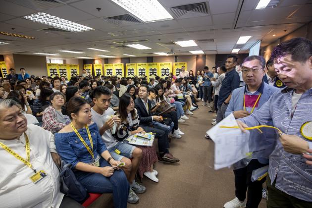 Prospective buyers gather to try and purchase a home at the sales office for the One Eighty residential property, developed by Three Tops Ltd., in Hong Kong.(Bloomberg photo)