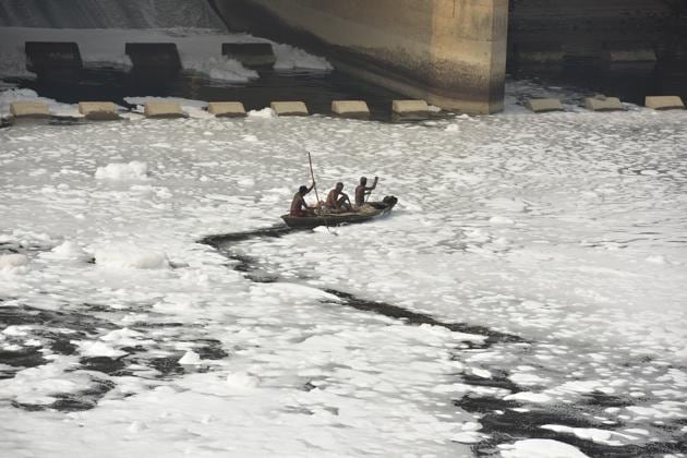 Local fishermen row their boat in Yamuna, Noida, October 16, 2019(Virendra Singh Gosain/HT PHOTO) Local fishermen row their boat in Yamuna, Noida, October 16, 2019(Virendra Singh Gosain/HT PHOTO)