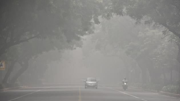 The air quality is expected to come out of the emergency and severe zones by Tuesday and reach “very poor” levels. (Sanjeev Verma/HT PHOTO) The air quality is expected to come out of the emergency and severe zones by Tuesday and reach “very poor” levels. (Sanjeev Verma/HT PHOTO)