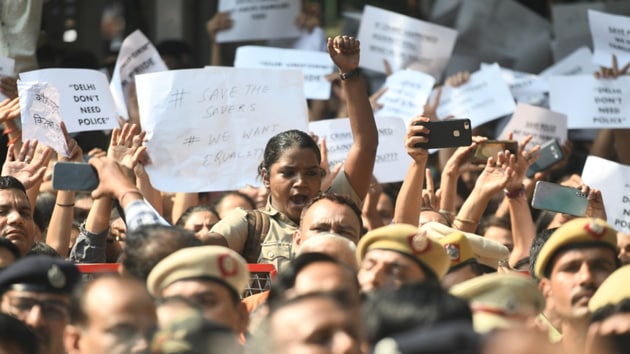 Delhi police personnel shout slogans outside the police headquarters over ‘handling’ of clashes with lawyers in New Delhi, India, on Tuesday, November 5, 2019. (Photo by Raj K Raj/ Hindustan Times)