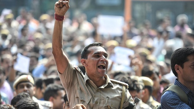 Some of protesting police personnel carried placards that asked for justice and underscored their low morale.(Raj K Raj/HT Photo)