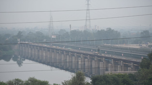 Thick smog seen at the ITO bridge in New Delhi on the evening of November 4, 2019. (Sonu Mehta / HT Photo) Thick smog seen at the ITO bridge in New Delhi on the evening of November 4, 2019. (Sonu Mehta / HT Photo)