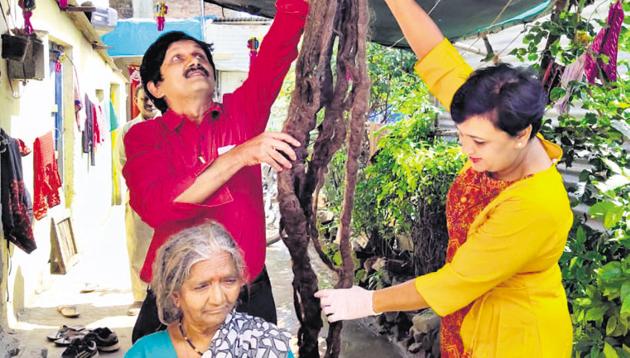 Shantabai Bhiku Shinde was assisted by activists to get rid of an almost nine-foot-long dreadlocks. (HT PHOTO) Shantabai Bhiku Shinde was assisted by activists to get rid of an almost nine-foot-long dreadlocks. (HT PHOTO)