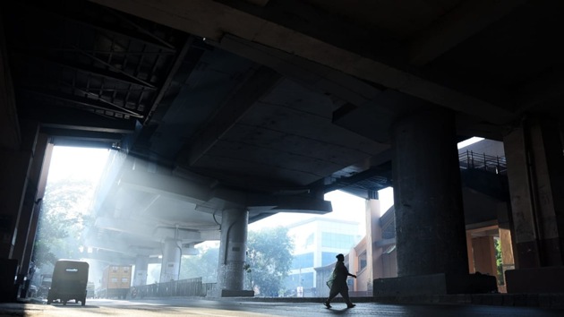 After breathing toxic air for nearly three days, Delhi’s air quality improved slightly on Tuesday and is expected to get better by evening, weather experts said.(Sanchit Khanna/HT) After breathing toxic air for nearly three days, Delhi’s air quality improved slightly on Tuesday and is expected to get better by evening, weather experts said.(Sanchit Khanna/HT)