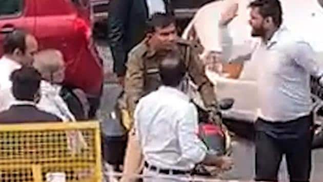 A video grab of lawyers allegedly attacking a cop on Monday during a strike called by lawyers’ association to protest clashes that followed an alleged parking row with police at Tis Hazari.(Video grab)