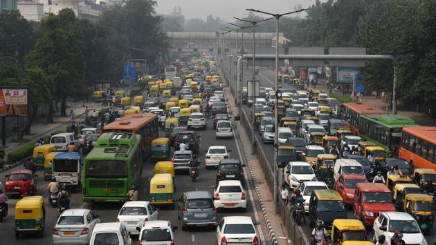 The usually busy ITO saw little relief in commuter traffic on the first day of the odd-even traffic regulation scheme. On Monday, the first day of odd-even 3.0, enforcement agencies issued 271 challans till 8 pm. On the first day of odd-even 2.0, held from April 15-30, 2016, as many as 1,311 challans were issued, which was only 138 on January 1, 2016 – the opening day of odd-even 1.0. (Mohd Zakir / HT Photo)