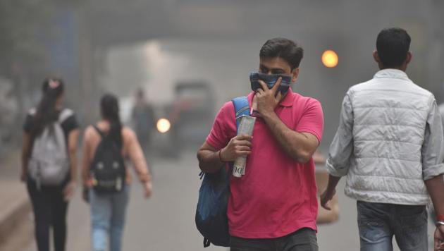 People cover their faces as Delhi continues to be covered in smog, Monday, November 4, 2019. (Sanchit Khanna/HT Photo) People cover their faces as Delhi continues to be covered in smog, Monday, November 4, 2019. (Sanchit Khanna/HT Photo)